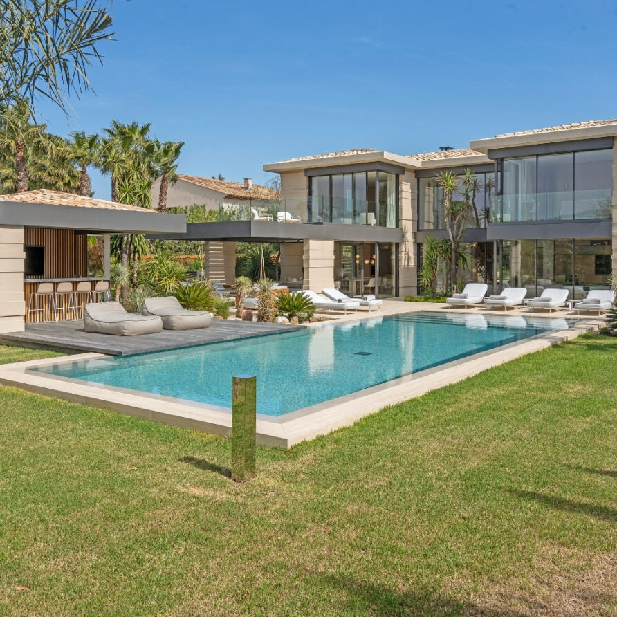 Luxury Villa St. Tropez with Pool & Gym